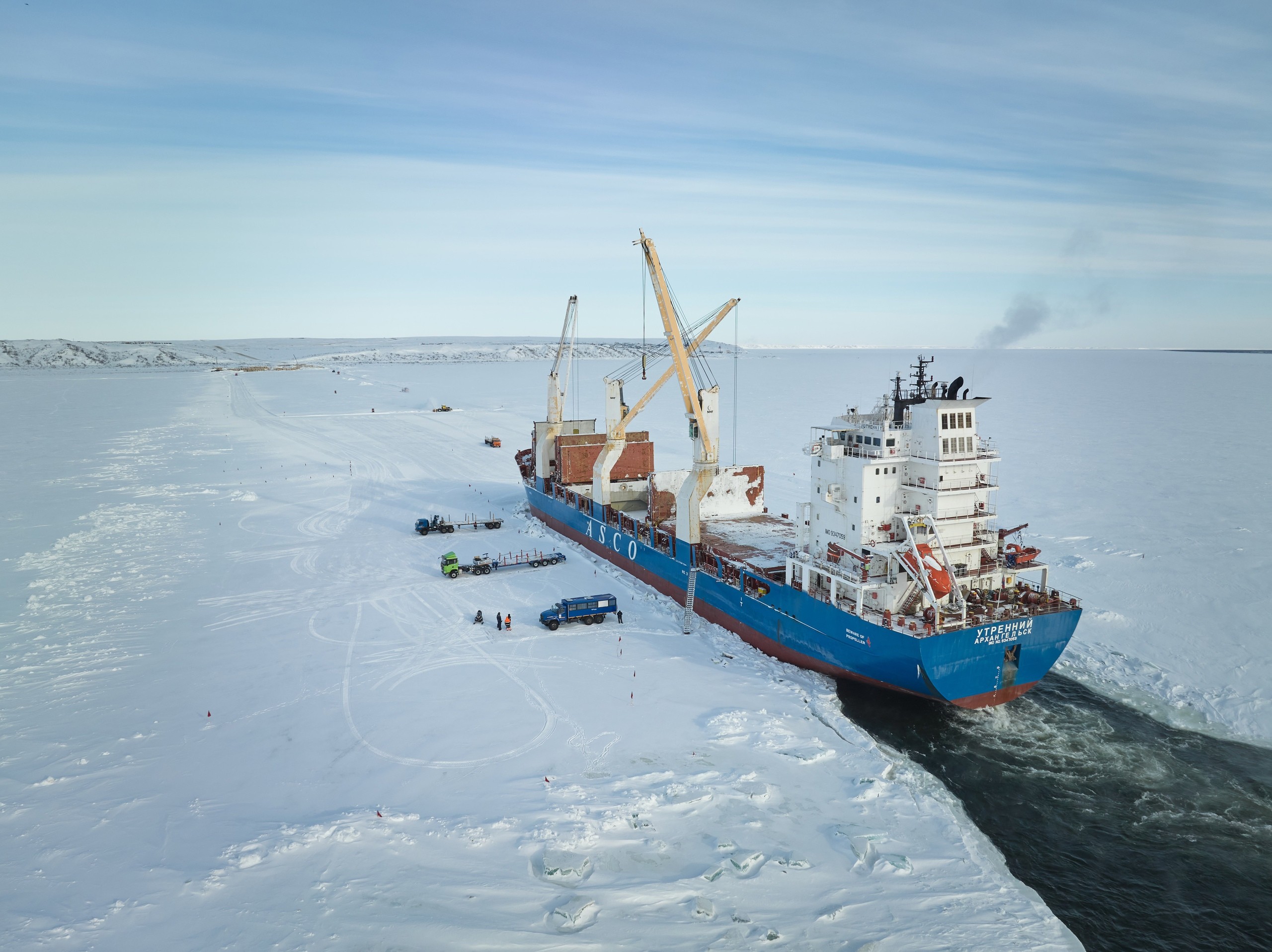 Морское грузовое судно на северной площадке